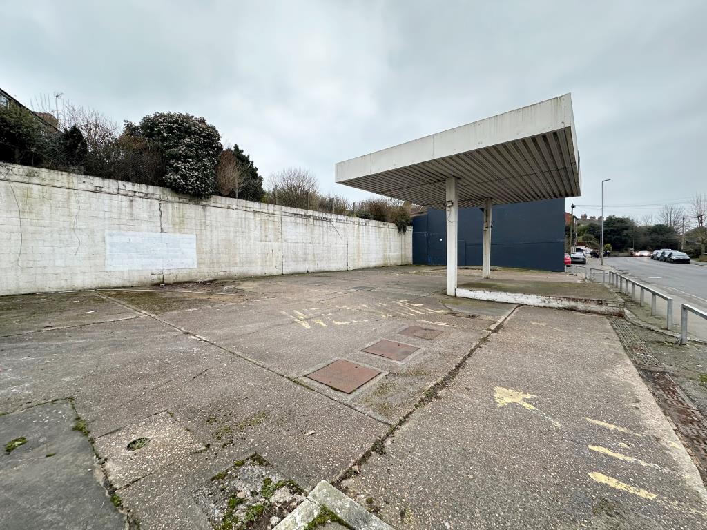 Lot: 74 - FORMER CAR SALES LOT WITH PLANNING PERMISSION FOR NINE FLATS - Freehold site with freestanding metal canopy